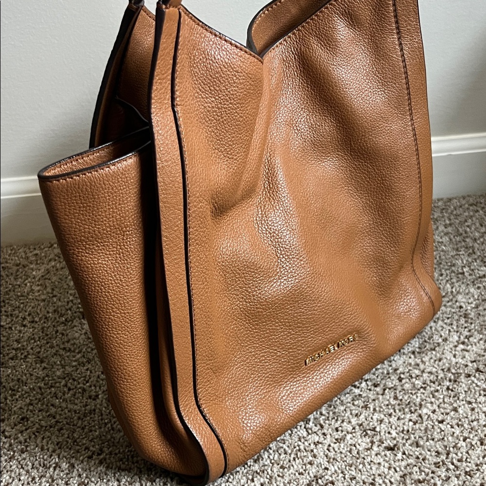 Michael Kors Tan Leather Shoulder Bag with Gold Chain - Picture 14 of 15